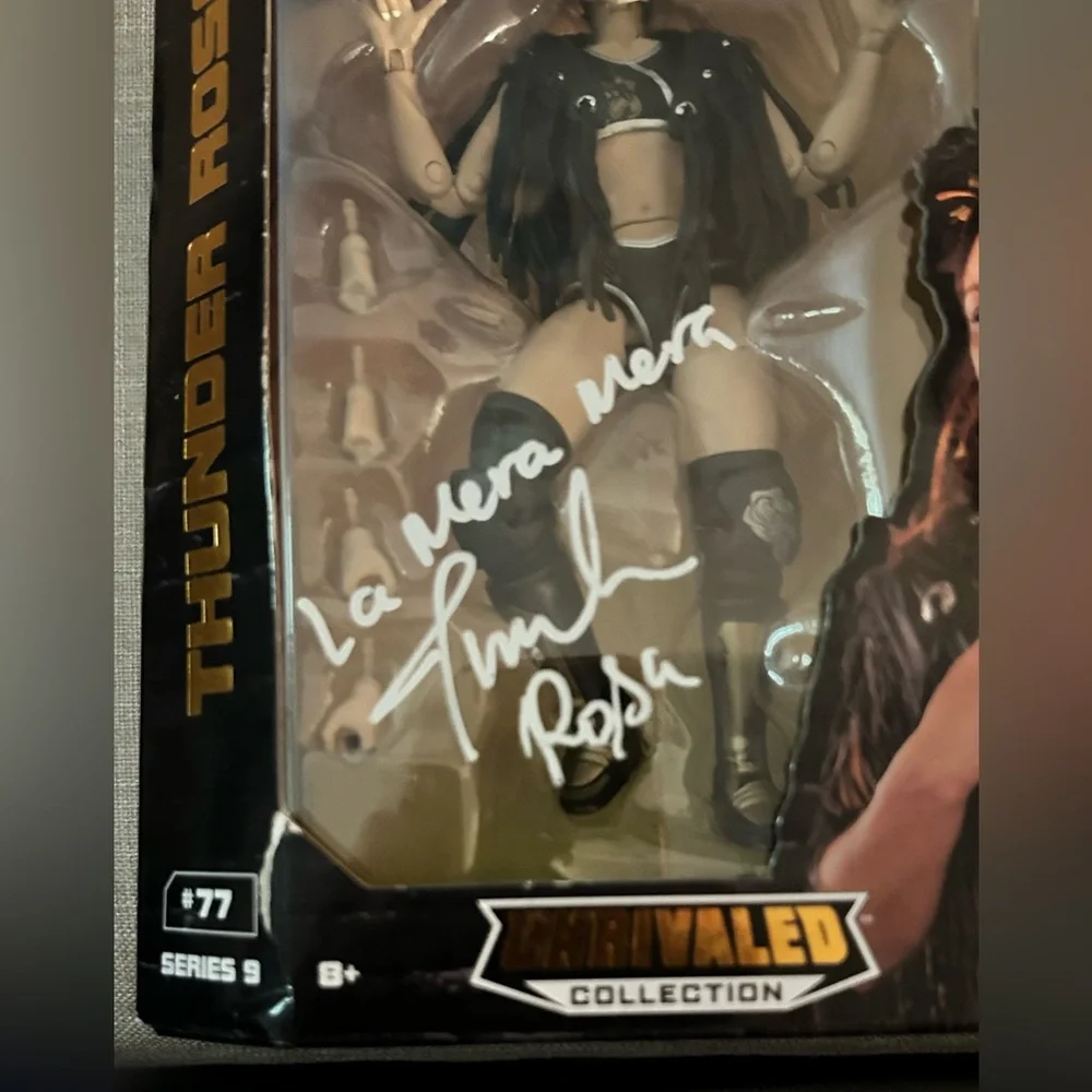 Thunder Rosa Autographed Unrivaled Collection Action Figure - Picture 2 of 3